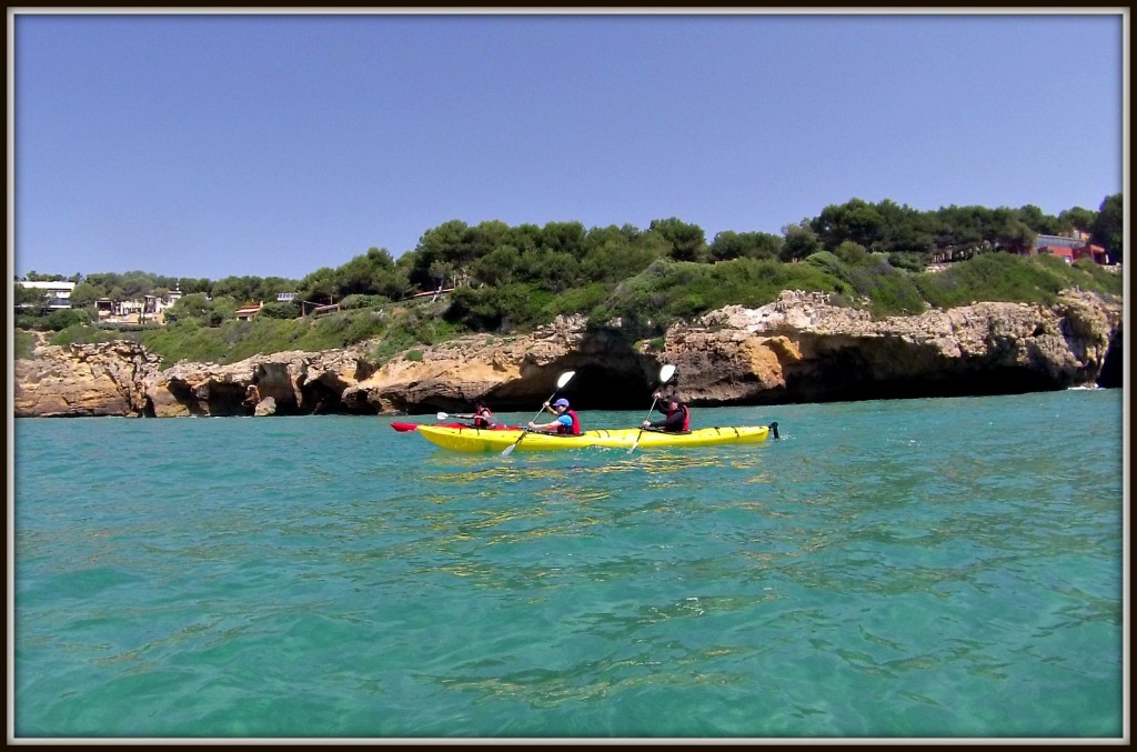 El caiac doble vorejant la costa / ©Arnau Micheo