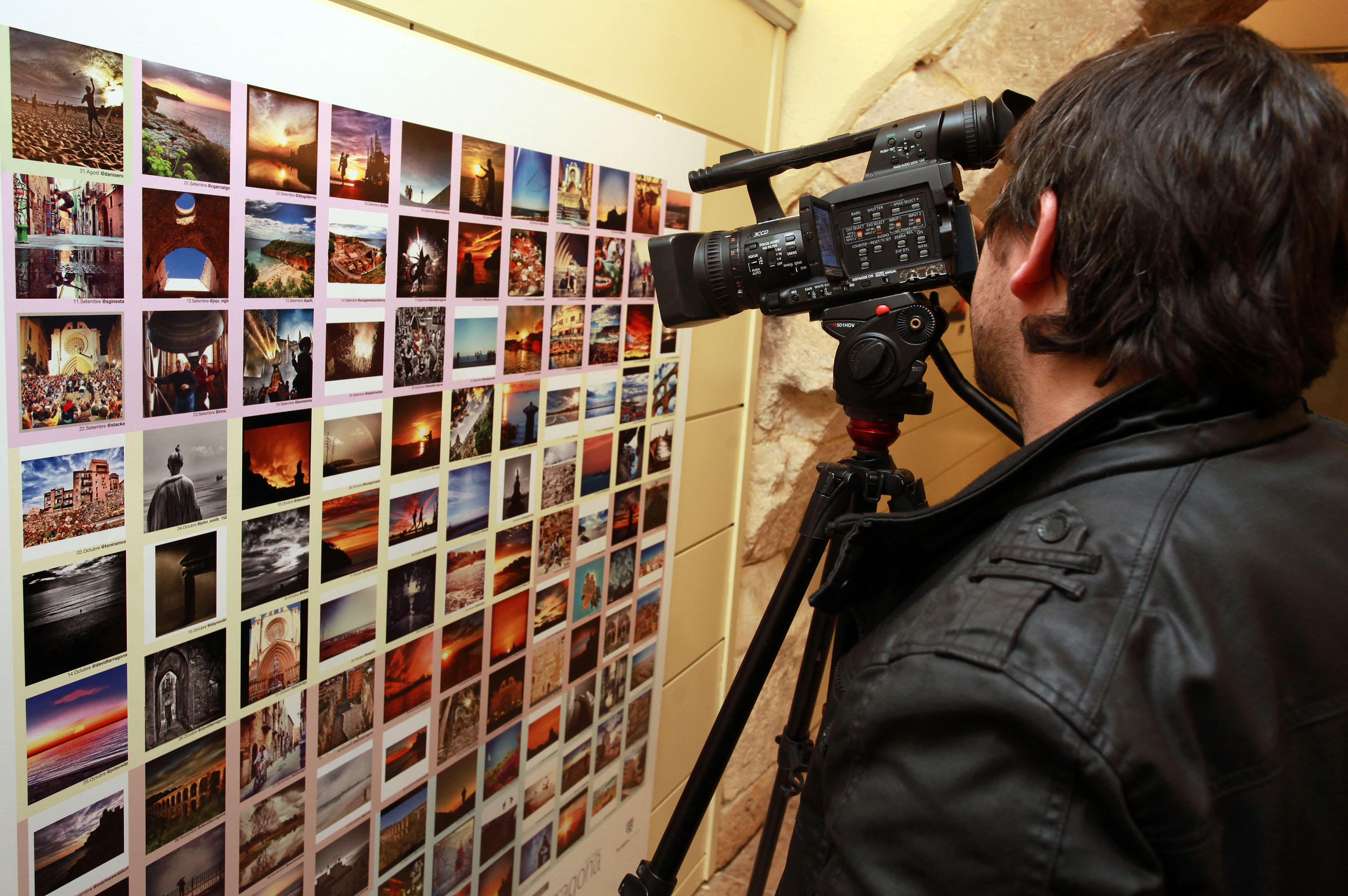 Filmant la mostra / ©Pere Toda-Vilaniu Comunicació