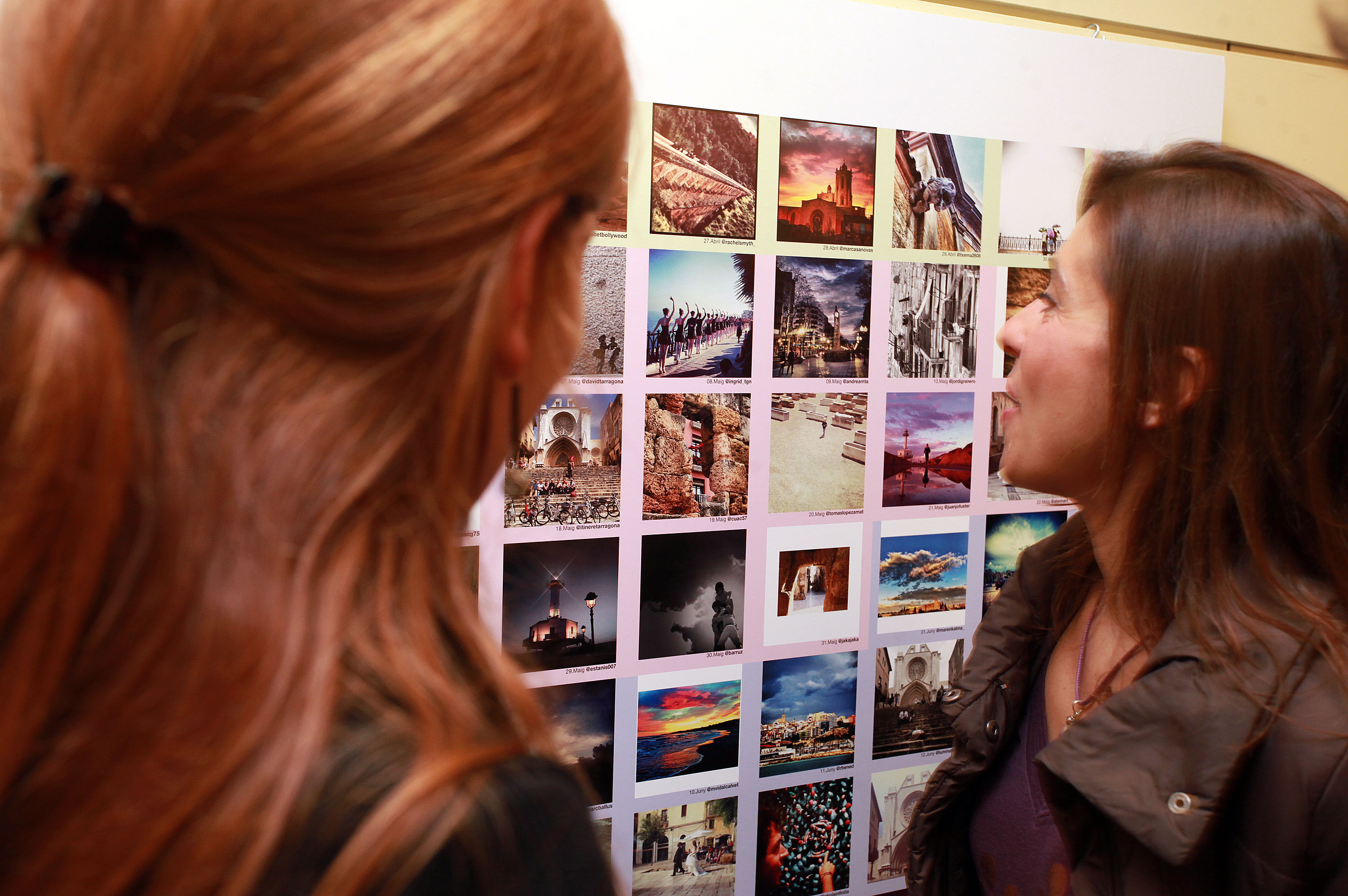 Mirant l'exposició / ©Pere Toda-Vilaniu Comunicació