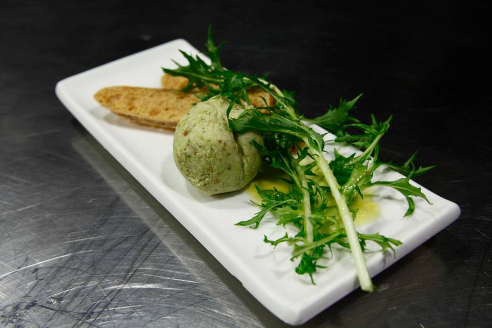 Moretum sobre coca d'oli i herbes de marge / ©Manel R. Granell