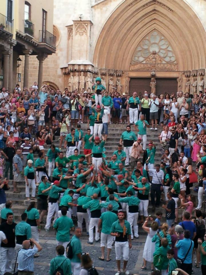 Els Castellers de Sant Pere i Sant Pau, baixant el pilar de quatre per les escales de la Catedral / ©Pere Toda-Vilaniu Comunicació
