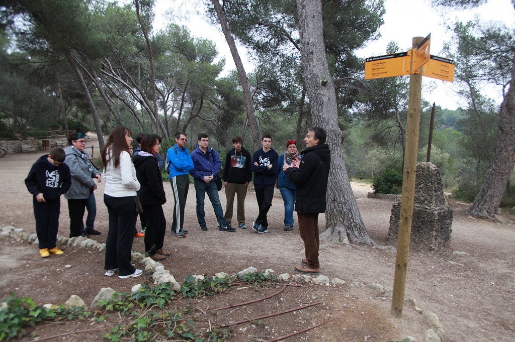 La visita recorre l'espai natural del Parc Ecohistòric del Pont del Diable. / ©Pere Toda-Vilaniu Comunicació