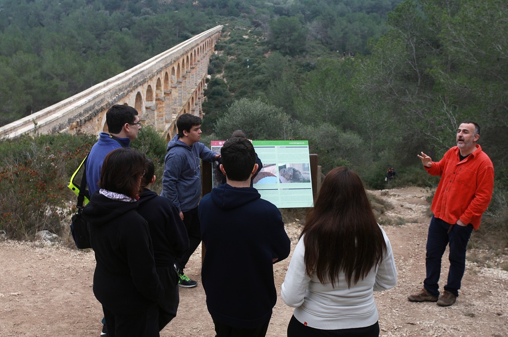Durant la visita s'explica la construcció del monument i el seu paper vital per Tàrraco. / ©Pere Tda-Vilaniu Comunicació