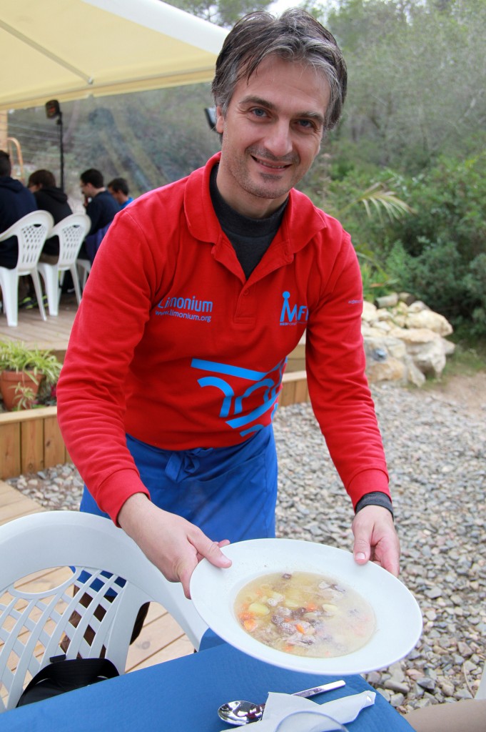 En Sebastiano servint una típica escudella. / ©Pere Toda-Vilaniu Comunicació