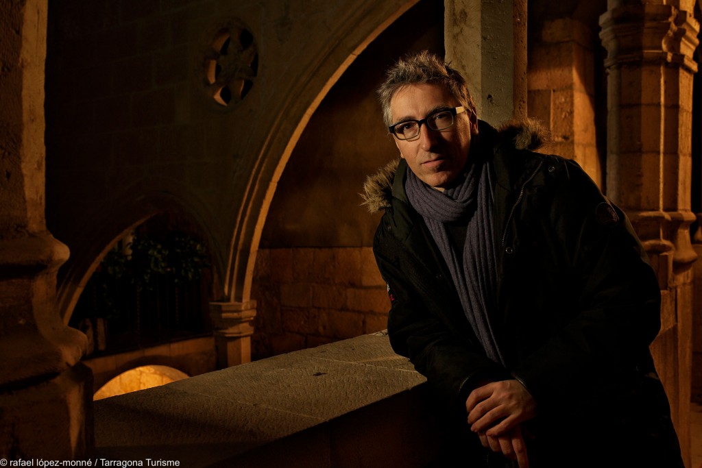 David Trueba, fotografiat al pati del palau del Cambrer de la Seu o casa Balcells, a Tarragona. / ©Rafael López Monné