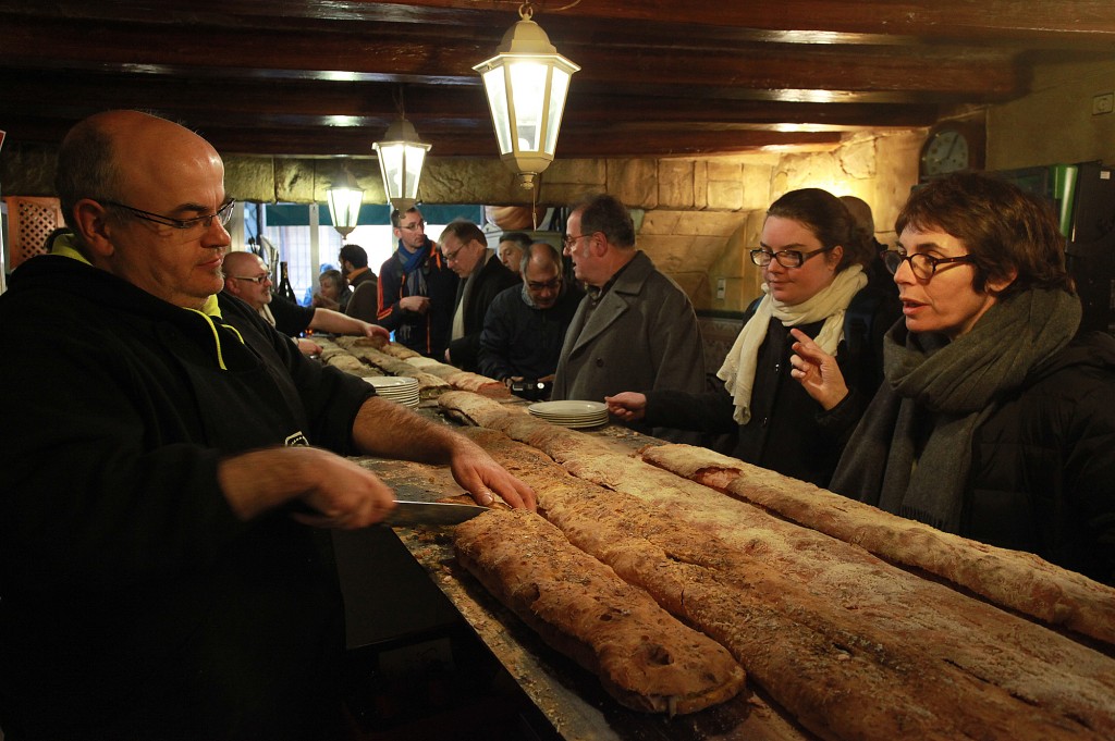 En Santi tallant un bocí d'entrepà de lacón amb mostassa amb cúrcuma. / ©Pere Toda-Vilaniu Comunicació.