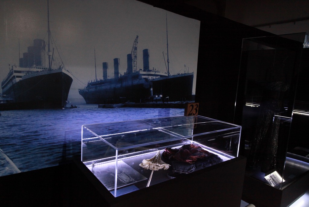 La exposición también recoge diferentes objetos personales de los pasajeros. / ©Pere Toda-Vilaniu Comunicació