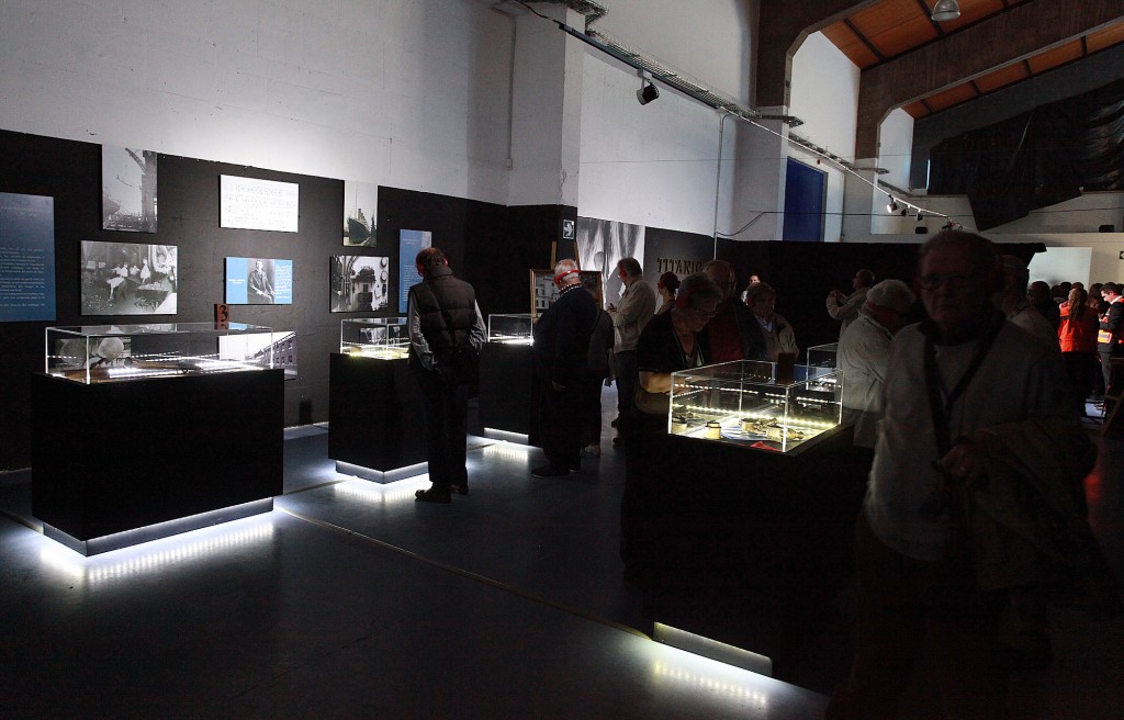 Algunos de los primeros visitantes de la exposición 'Titanic, the reconstruction'. / ©Pere Toda-Vilaniu Comunicació