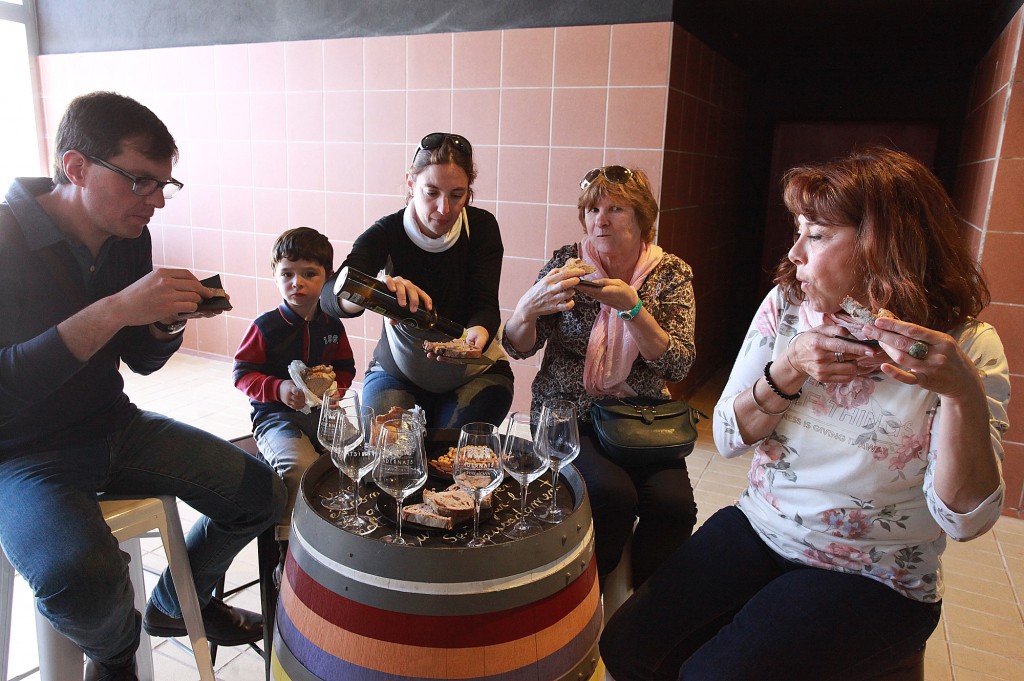 Degustació de vins i productes de la Vinícola de Nulles. / ©Pere Toda-Vilaniu Comunicació