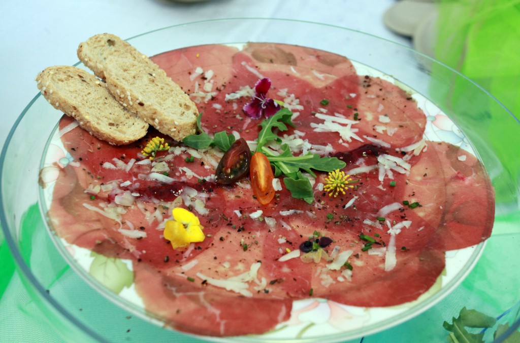 Carpaccio de vedella amb encenalls d'Idiazàbal i vinagreta de cirera amb reducció de vermut Miró (Restaurant La nova taverna) / ©Pere Toda-Vilaniu Comunicació