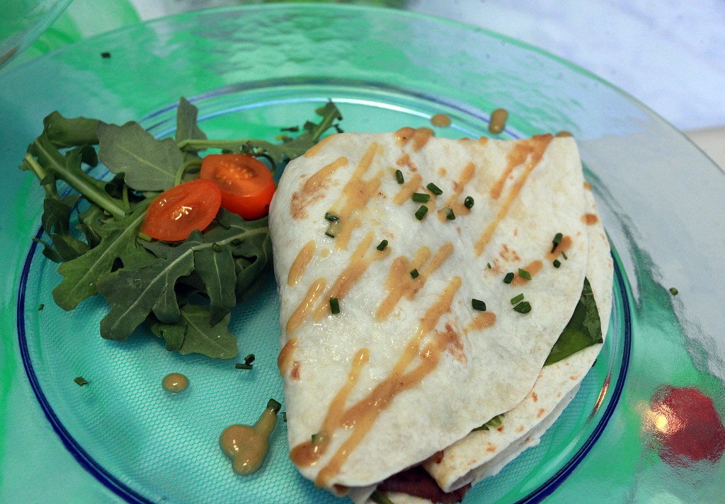 Wrap de rosbeef de vedella amb ceba caramelitzada, formatge fresc, vinagreta de mel i mostassa i canonges (Restaurant La nova taverna) / ©Pere Toda-Vilaniu Comunicació