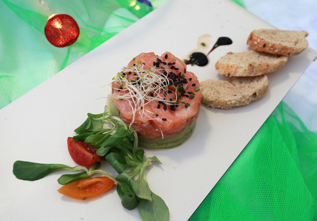 Tartar dos salmons, gingebre, ceba moscada, guacamole, sèsam negre i torradeta de llavors (Restaurant La nova taverna) / ©Pere Toda-Vilaniu Comunicació