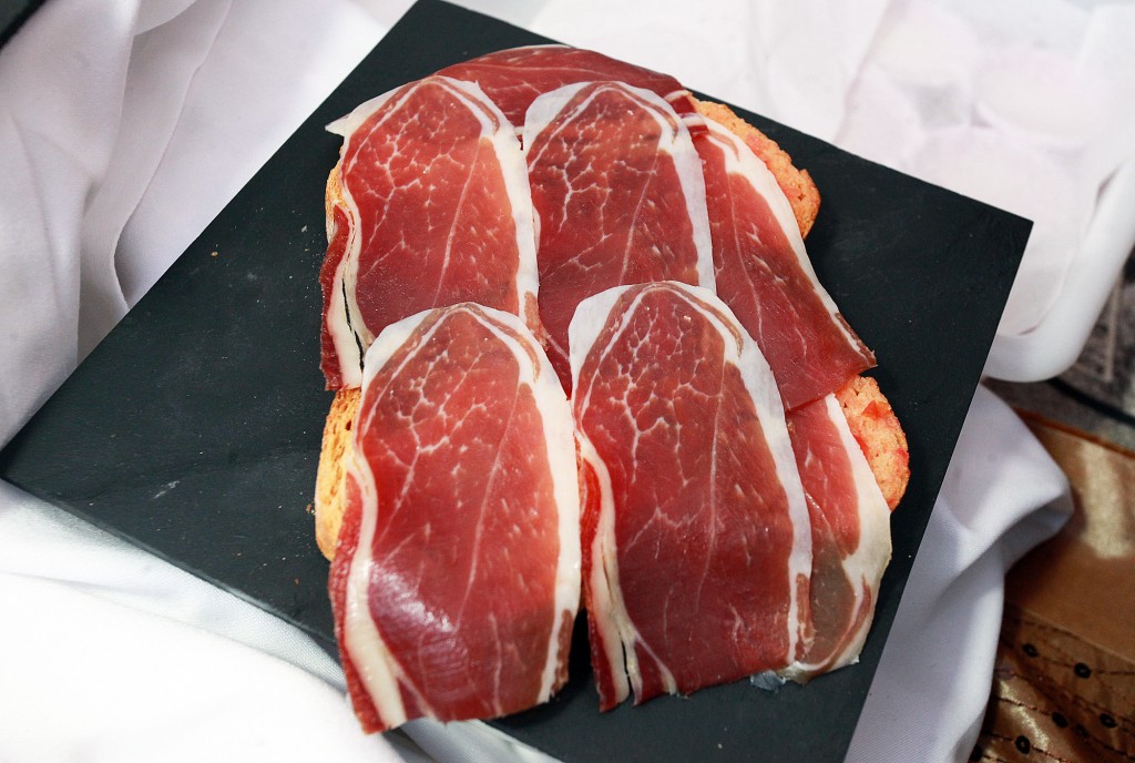 Llesca de Peñarrubia amb pernil ibèric i tomàquet (Restaurant Racó de l'Abat) / ©Pere Toda-Vilaniu Comunicació