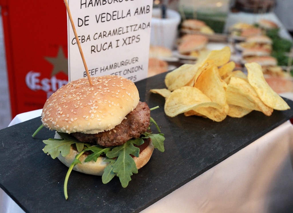 Hamburguesa de vedella amb ceba caramelitzada, ruca i xips (Restaurant Sadoll) / ©Pere Toda-Vilaniu Comunicació
