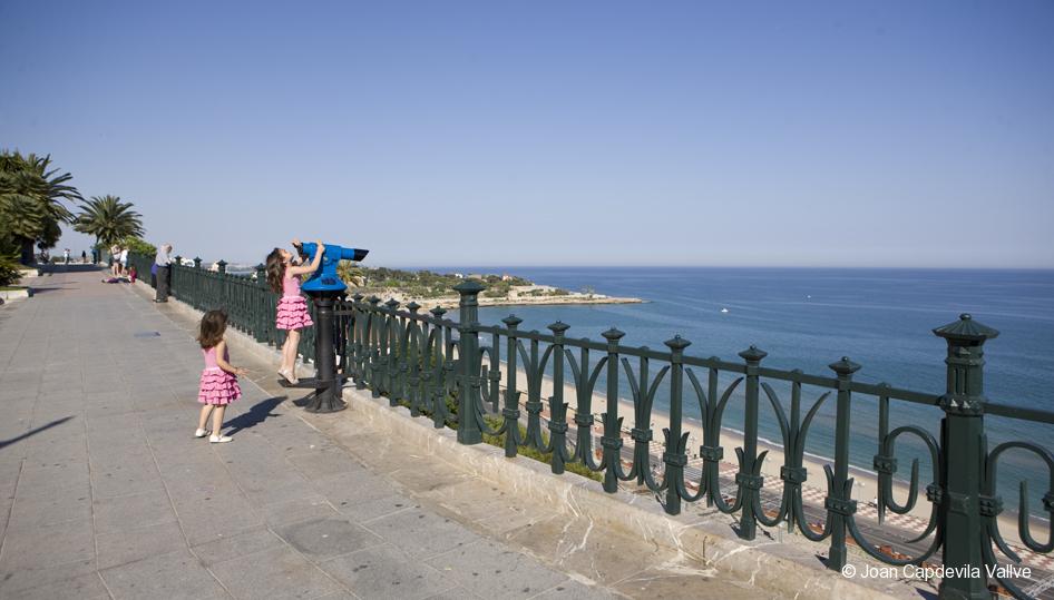 Meisjes kijken uit over het Balcó del Mediterrani 4e van de uitkijkpunten
