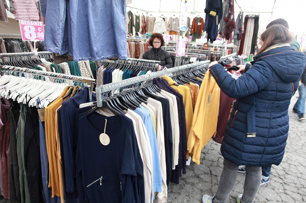 Parada de Ropa y Gente mirándola