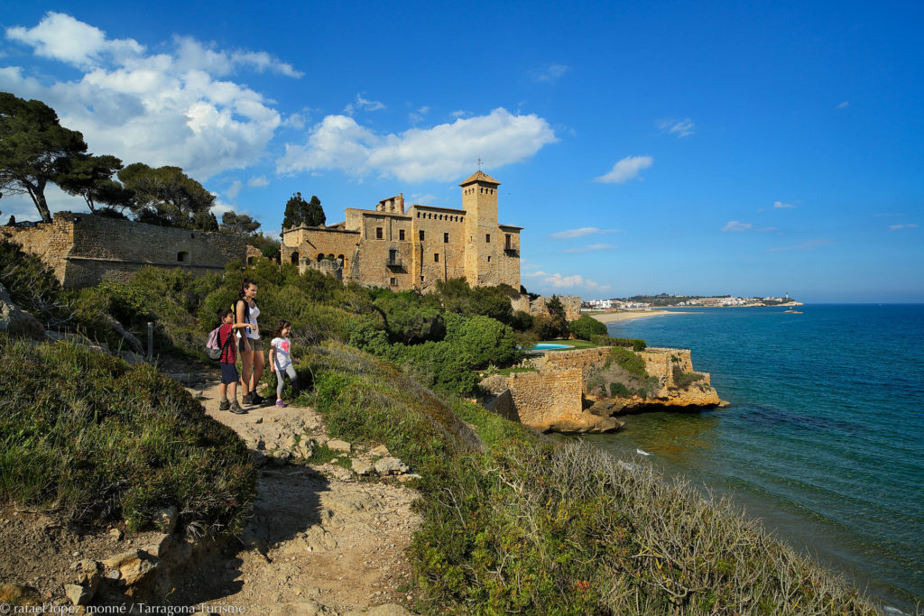 Vistes de la Ruta del Camí de la Ronda, un castell a lo vora del mar