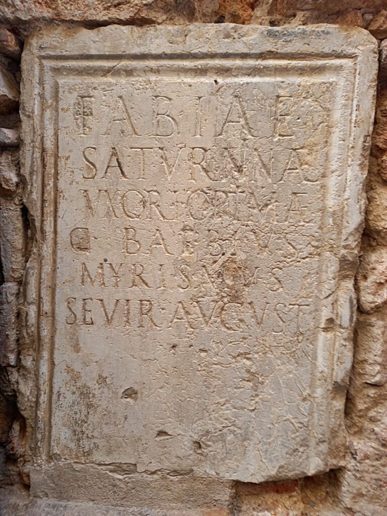 Estela funerari encastada en paret d'habitatge de la difunta Fabia Saturnina Un cap de setmana a l’Imperial Tàrraco, Un fin de semana en la Tarragona Imperial